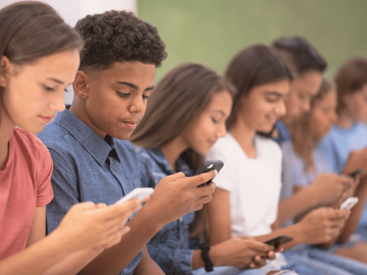 Celular, jogos e redes: o que muda na cabeça do seu filho entre os 8 e 12 anos